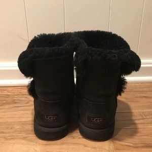Short Button Black Uggs
